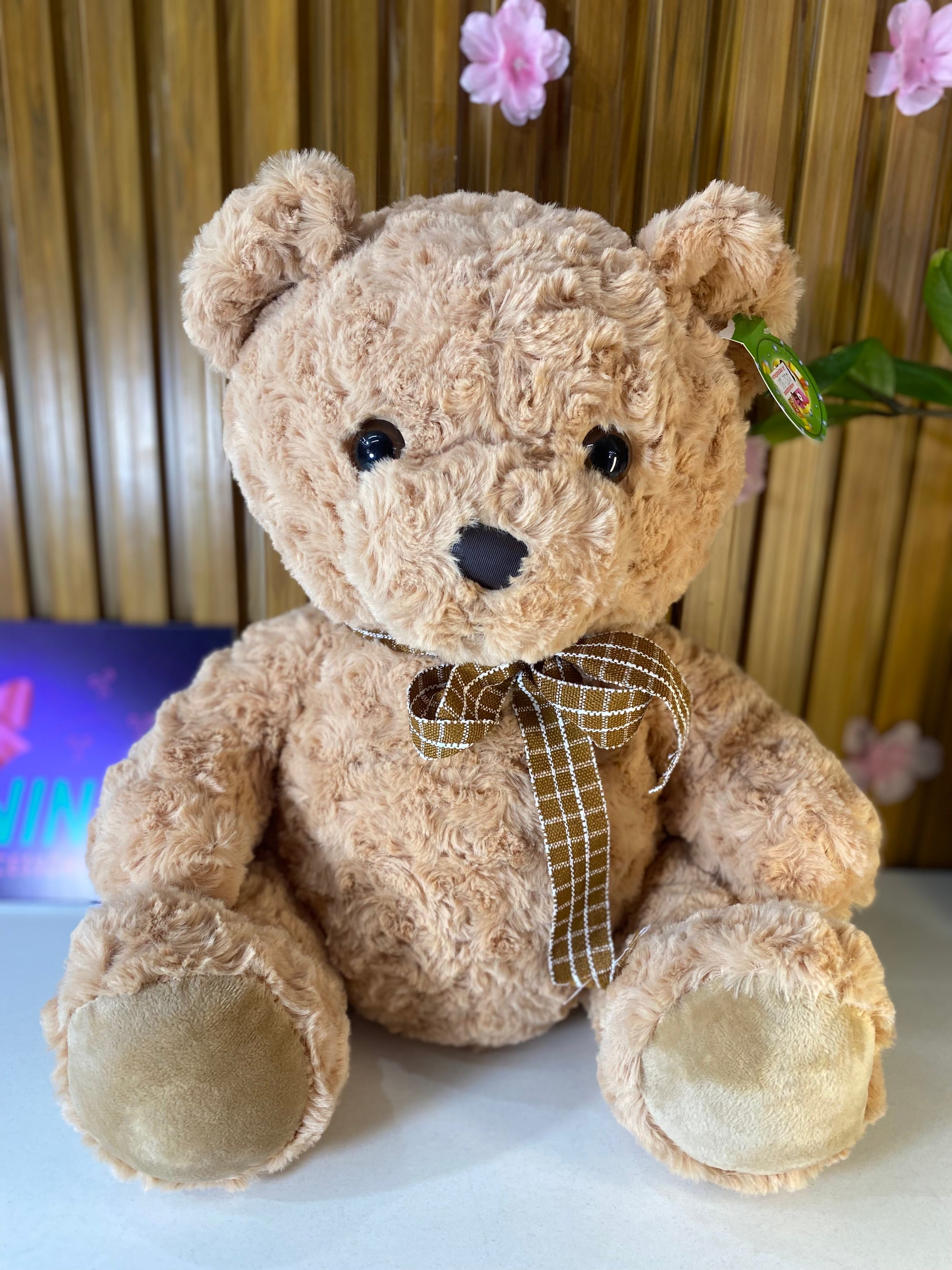 Urso de Pelúcia Marrom com Laço Xadrez