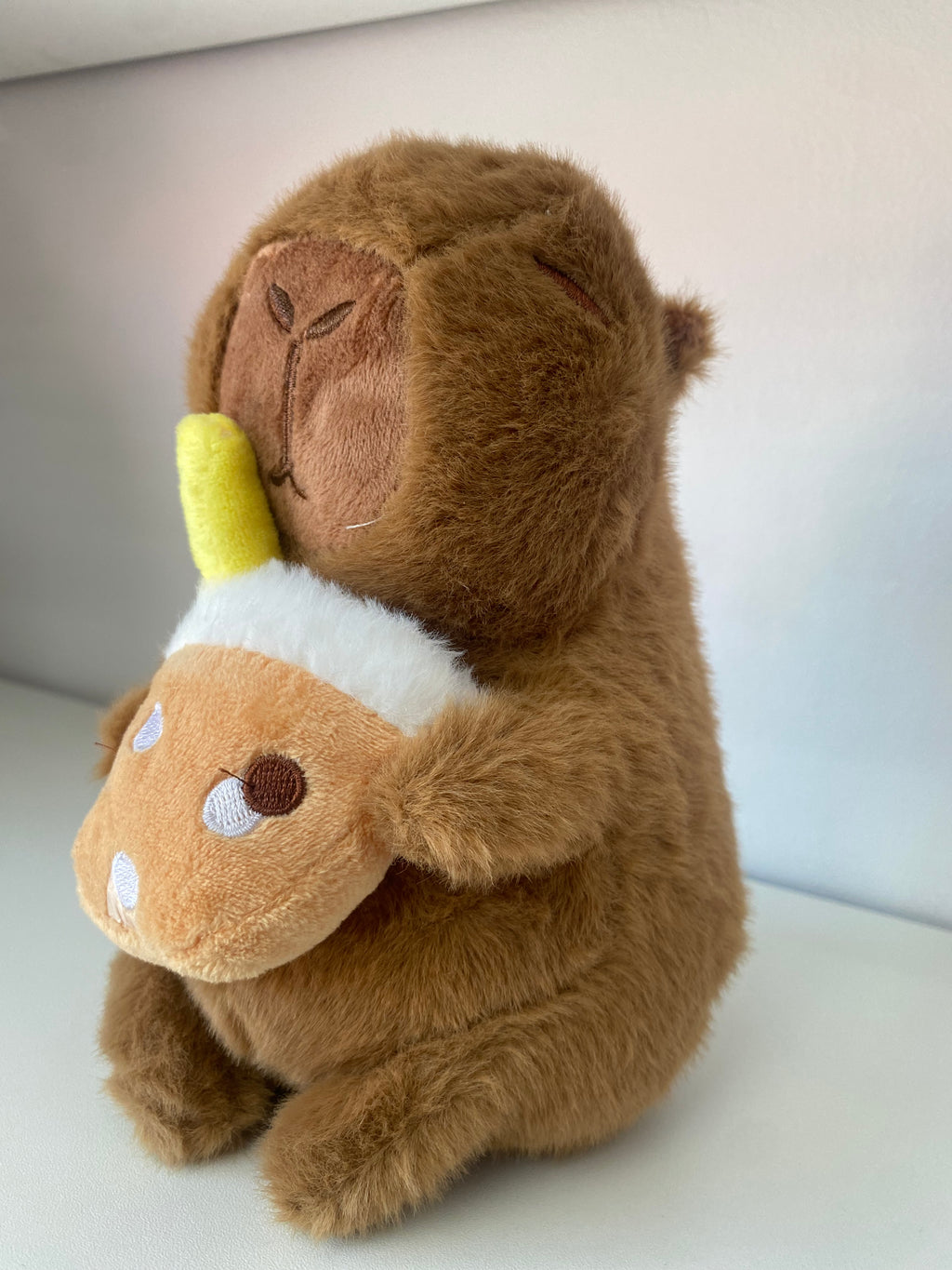 Pelúcia Capivara com Copo de Milkshake 🧋💛