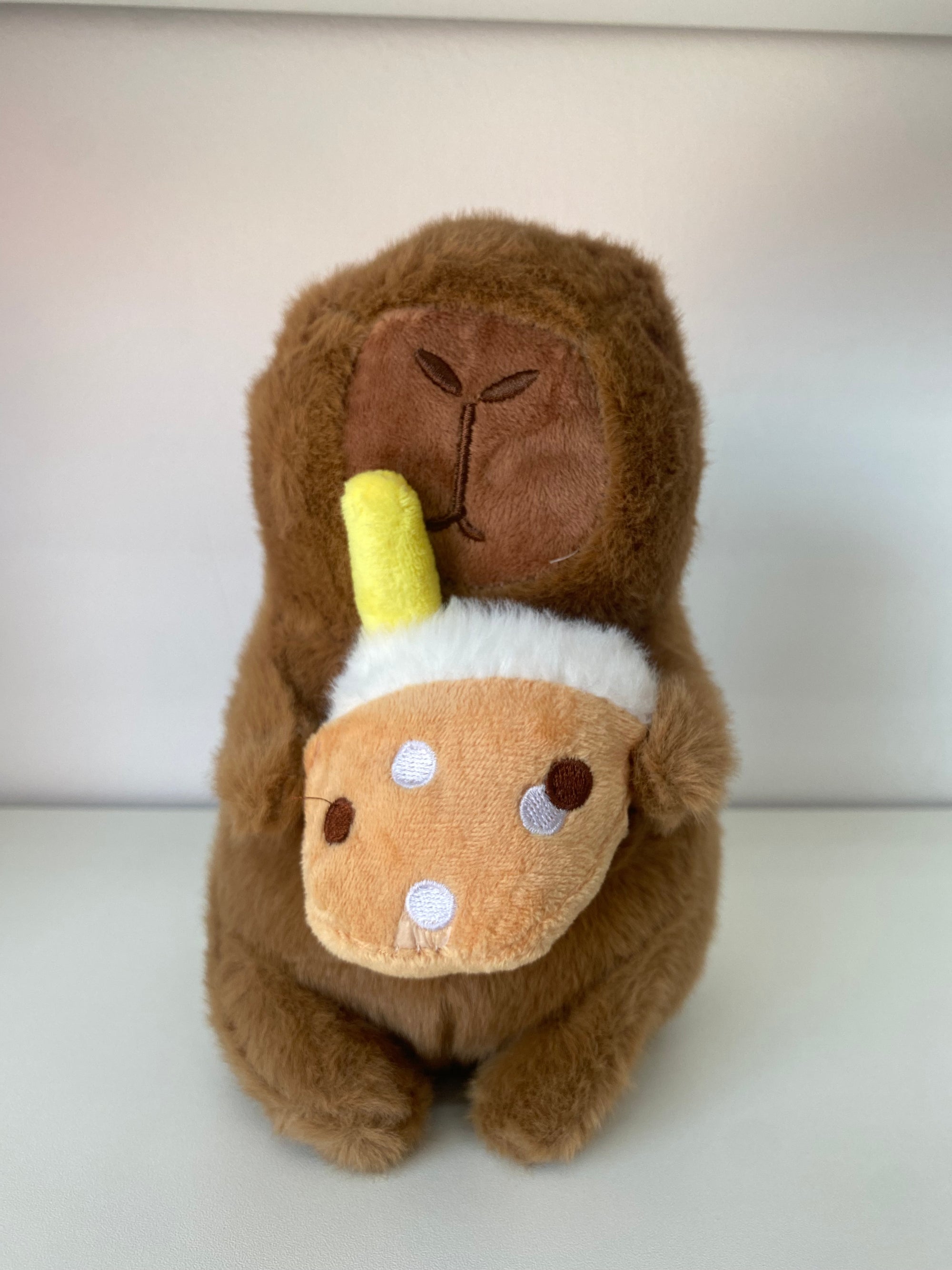 Pelúcia Capivara com Copo de Milkshake 🧋💛