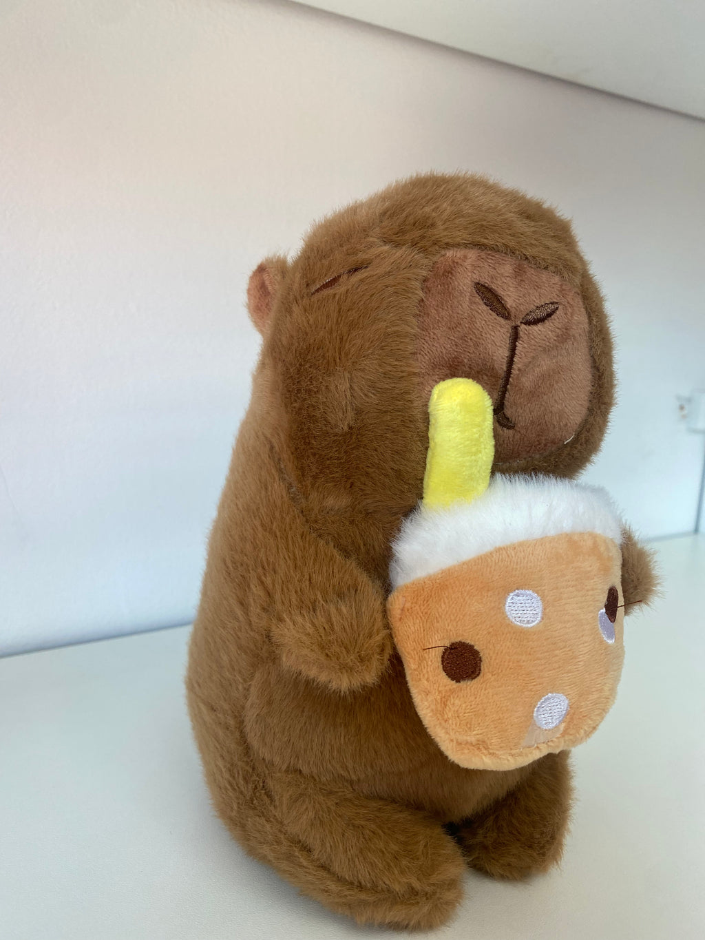 Pelúcia Capivara com Copo de Milkshake 🧋💛