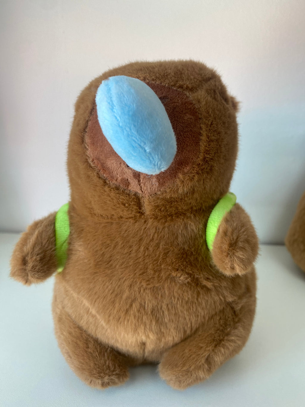 Pelúcia Capivara com Mochila Verde 💚