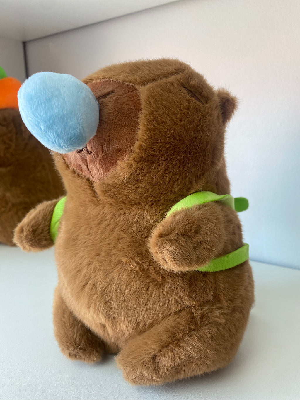 Pelúcia Capivara com Mochila Verde 💚