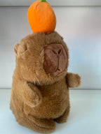 Pelúcia Capivara com Laranja 🍊🦦