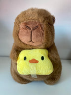 Pelúcia Capivara com Patinho Amarelo 🦦💛🐥