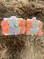 Presilha Infantil de Pelúcia com Laço de Pérolas Coloridas 🦋✨