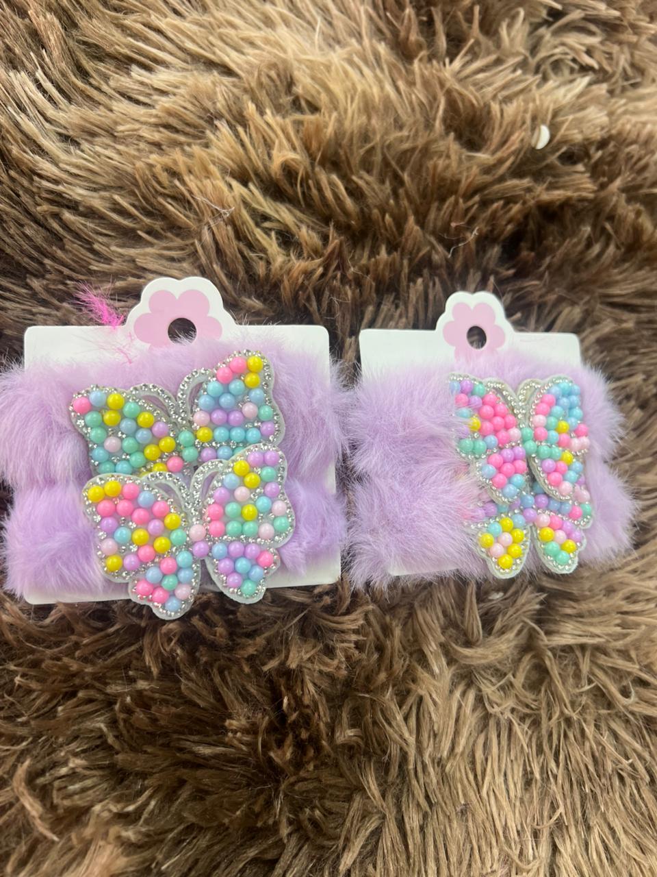 Presilha Infantil de Pelúcia com Laço de Pérolas Coloridas 🦋✨