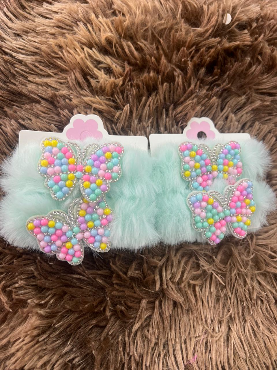 Presilha Infantil de Pelúcia com Laço de Pérolas Coloridas 🦋✨