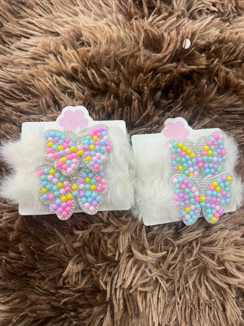 Presilha Infantil de Pelúcia com Laço de Pérolas Coloridas 🦋✨