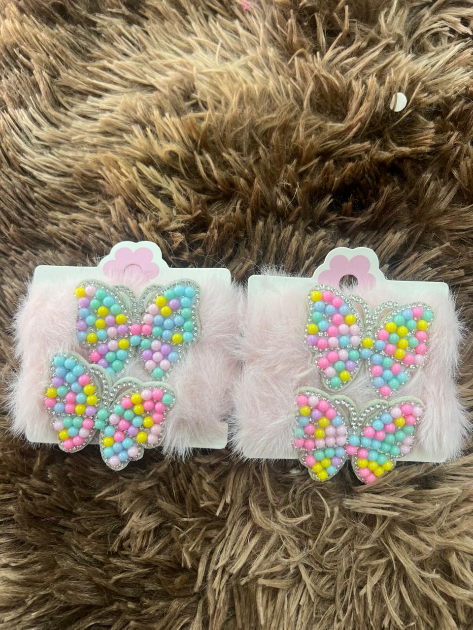 Presilha Infantil de Pelúcia com Laço de Pérolas Coloridas 🦋✨