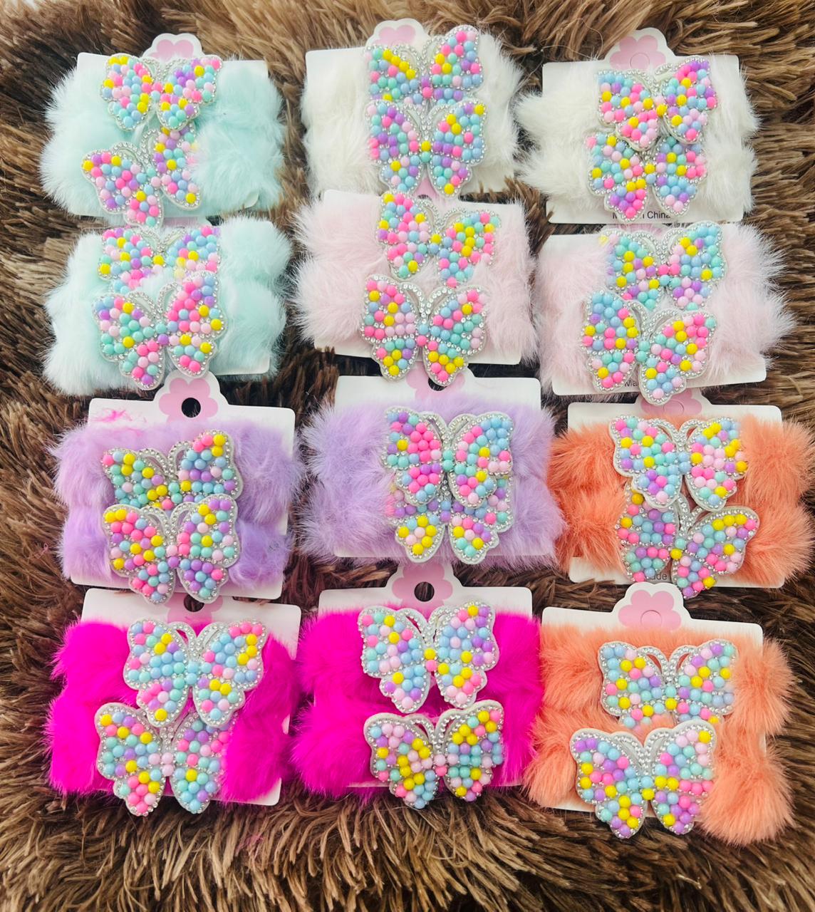 Presilha Infantil de Pelúcia com Laço de Pérolas Coloridas 🦋✨